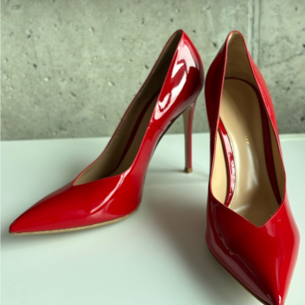 Gianvito Rossi Red V Cut Leather Pumps - Picture 4 of 6